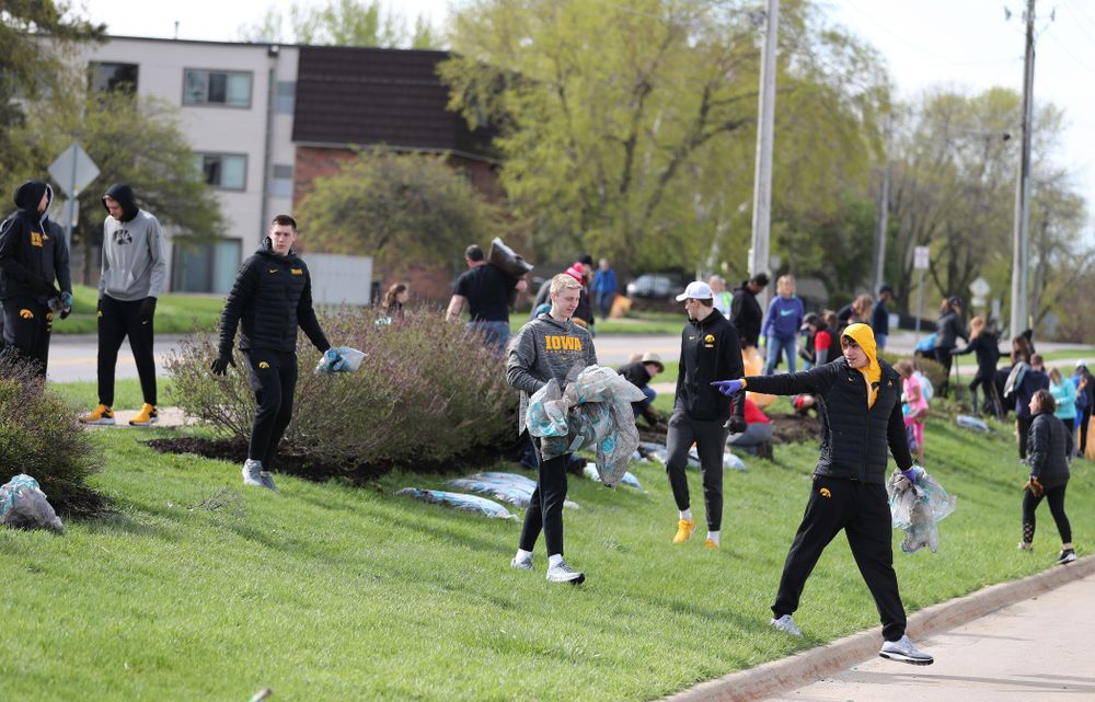 Members fo the Iowa MenÕs Basketball team volunteer with the South District Neighborhood Clean-up during the annual Iowa Athletics Day of Caring  Sunday, April 28, 2019 in Iowa City. (Brian Ray/hawkeyesports.com)