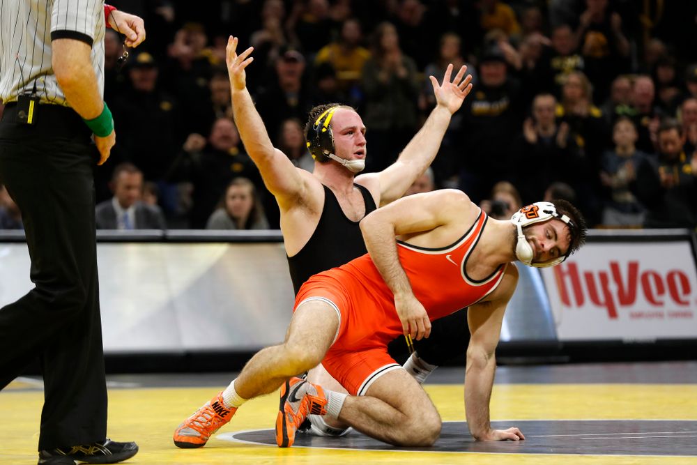Iowa's Alex Marinelli defeats Oklahoma State's Chandler Rogers at 174 pounds 