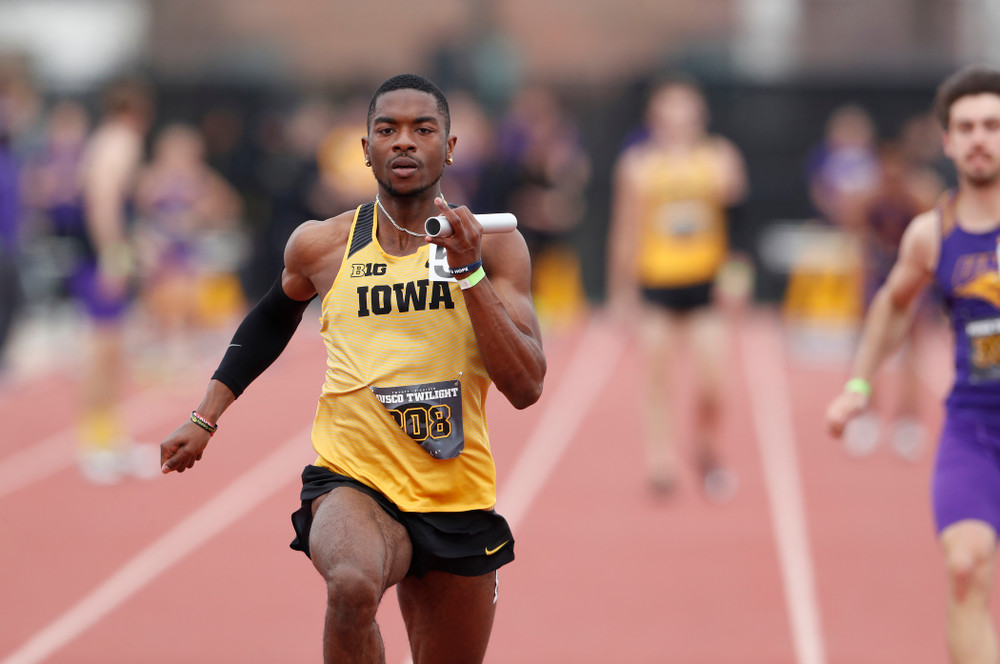 Iowa's Antonio Woodard runs the final leg of 4x100 during the 2018 MUSCO Twilight Invitational  Thursday, April 12, 2018 at the Cretzmeyer Track. (Brian Ray/hawkeyesports.com)