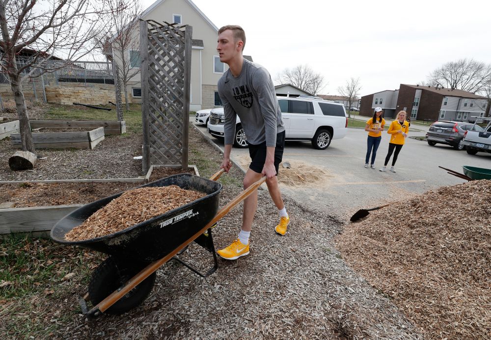Members of the Iowa Men's Basketball Team  volunteer during the Iowa Athletics Department's annual Day of Caring Sunday, April 22, 2018. (Brian Ray/hawkeyesports.com)