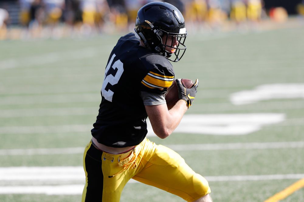 Iowa Hawkeyes tight end Shaun Beyer (42) during camp practice No. 17 Wednesday, August 22, 2018 at the Kenyon Football Practice Facility. (Brian Ray/hawkeyesports.com)