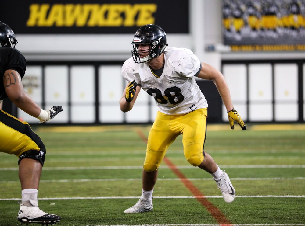 Iowa Hawkeyes defensive end Anthony Nelson (98)