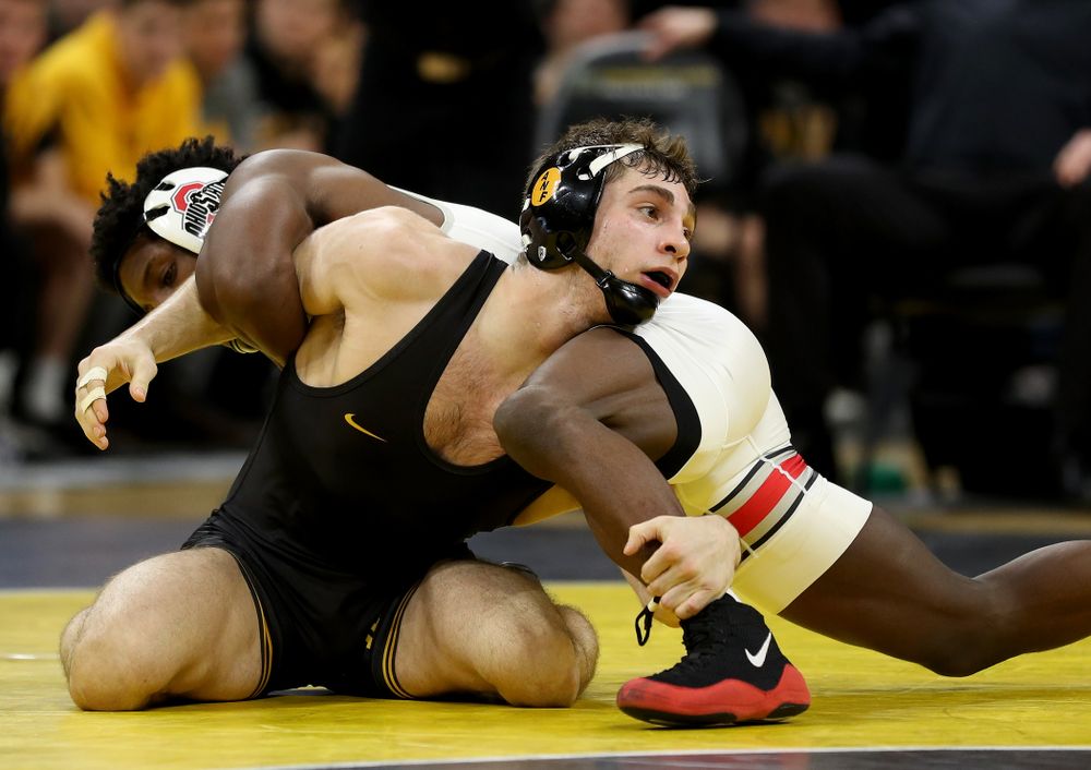Iowa’s Austin DeSanto wrestles Ohio State’s Jordan Decatur at 133 pounds Friday, January 24, 2020 at Carver-Hawkeye Arena. DeSanto won the match with a 21-3 tech fall. (Brian Ray/hawkeyesports.com)