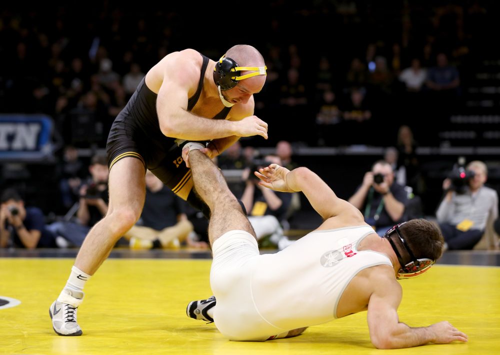 Iowa’s Alex Marinelli wrestles Ohio State’s Ethan Smith at 165 pounds Friday, January 24, 2020 at Carver-Hawkeye Arena. Marinelli won the match 14-10. (Brian Ray/hawkeyesports.com)