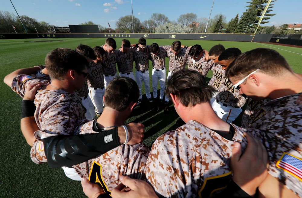 The Iowa Hawkeyes gather before their game against Oklahoma State Friday, May 4, 2018 at Duane Banks Field. (Brian Ray/hawkeyesports.com)