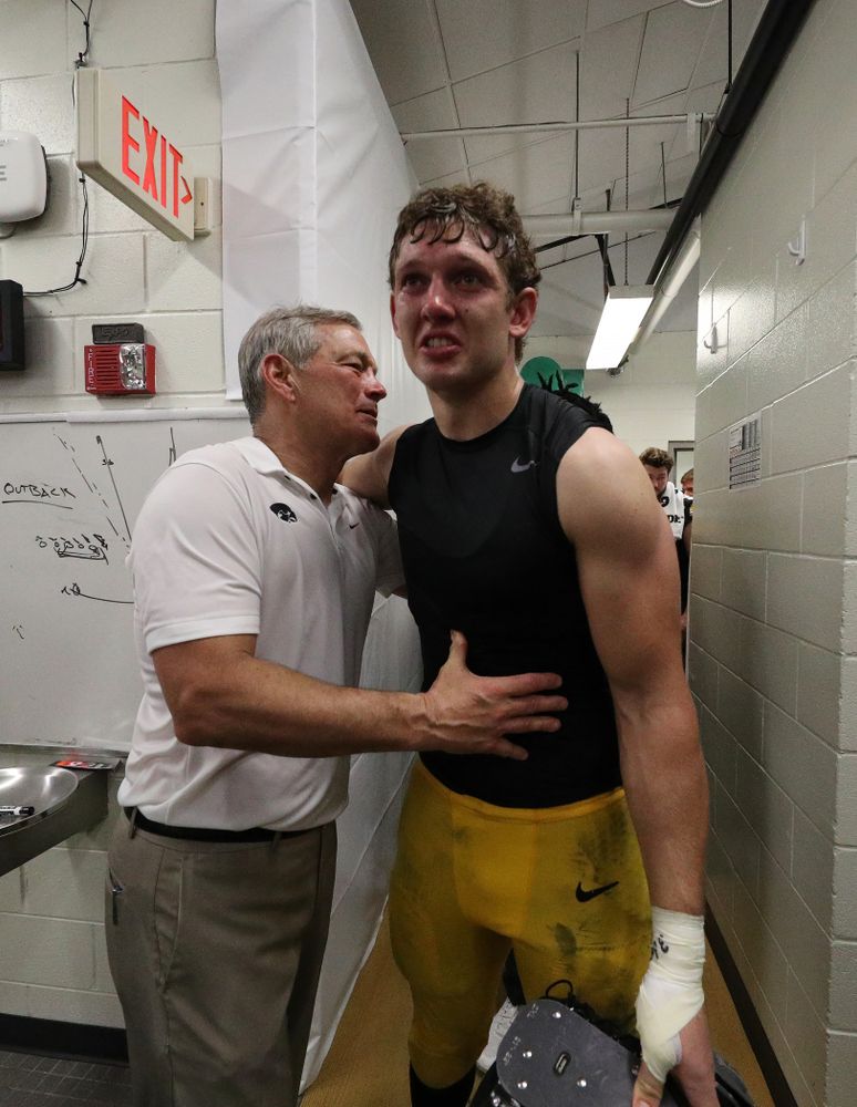 Iowa Hawkeyes head coach Kirk Ferentz and tight end T.J. Hockenson (38) during their Outback Bowl Tuesday, January 1, 2019 at Raymond James Stadium in Tampa, FL. (Brian Ray/hawkeyesports.com)