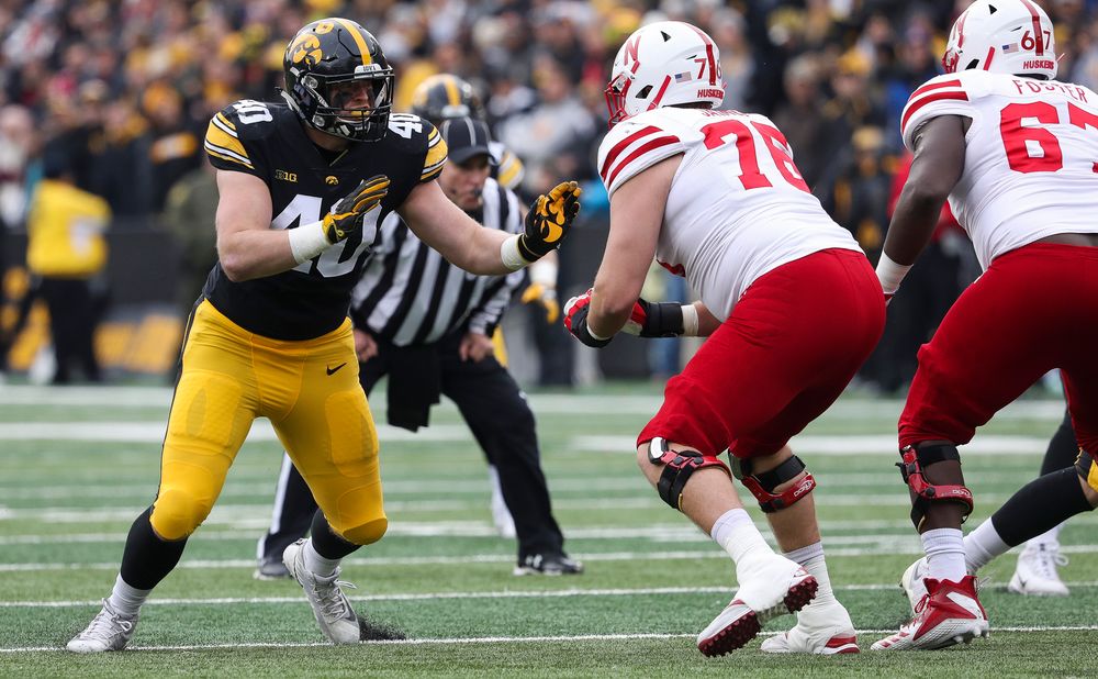 Iowa Hawkeyes defensive end Parker Hesse (40) rushes the quarterback