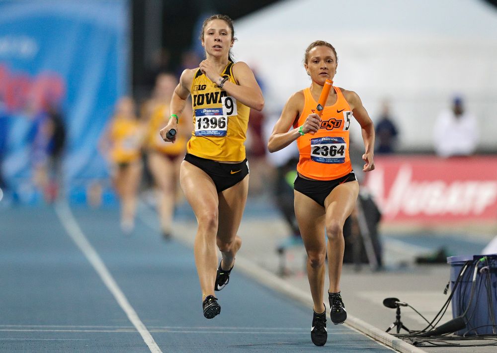 Iowa's Mallory King runs the women's 3200 meter relay event during the second day of the Drake Relays at Drake Stadium in Des Moines on Friday, Apr. 26, 2019. (Stephen Mally/hawkeyesports.com)