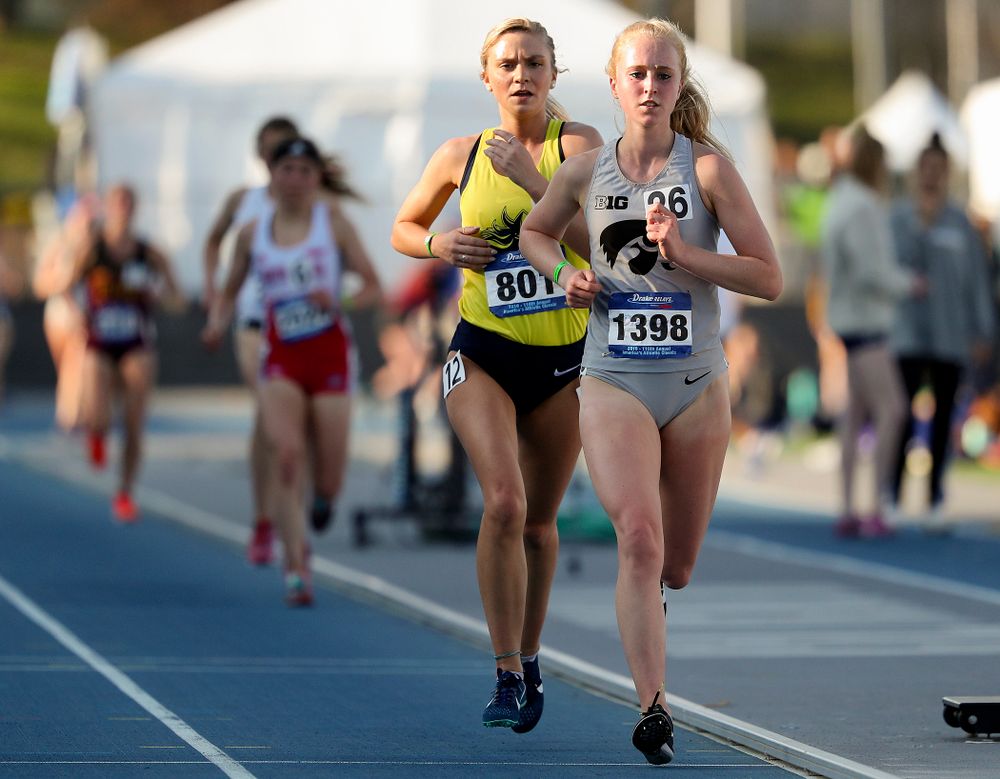 Iowa's Kylie Latham runs the women's 10,000 meter event during the first day of the Drake Relays at Drake Stadium in Des Moines on Thursday, Apr. 25, 2019. (Stephen Mally/hawkeyesports.com)