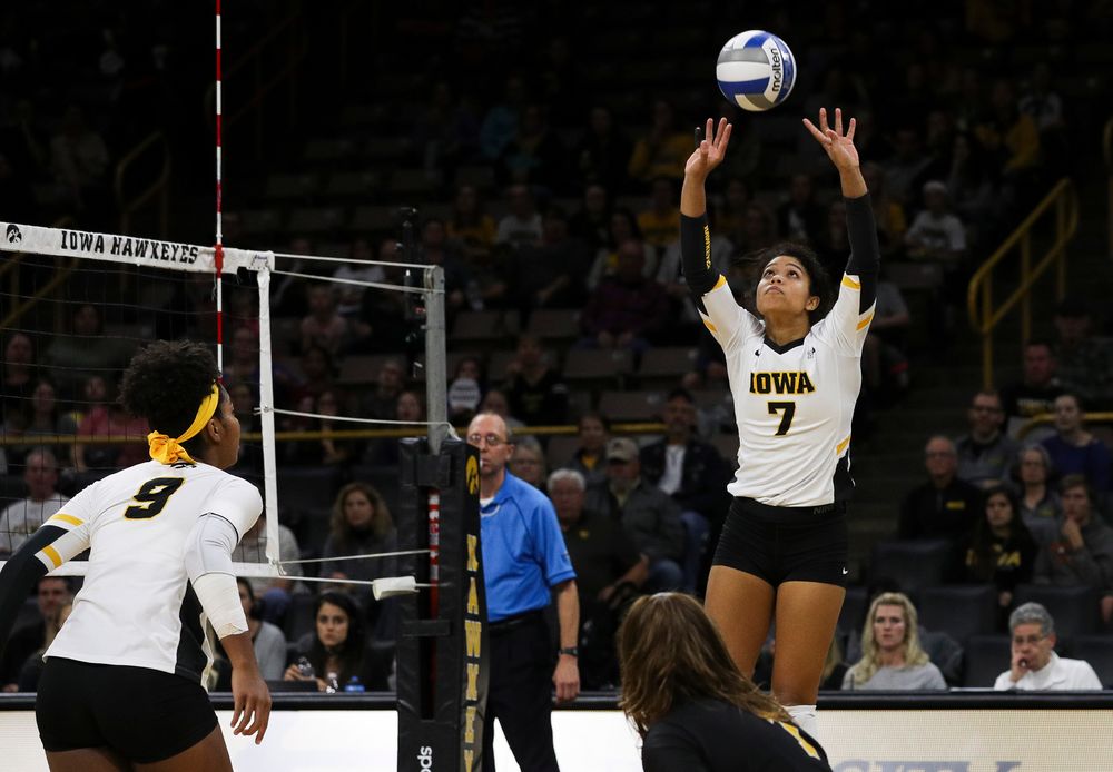Iowa Hawkeyes setter Brie Orr (7) sets the ball during a match against Rutgers at Carver-Hawkeye Arena on November 2, 2018. (Tork Mason/hawkeyesports.com)
