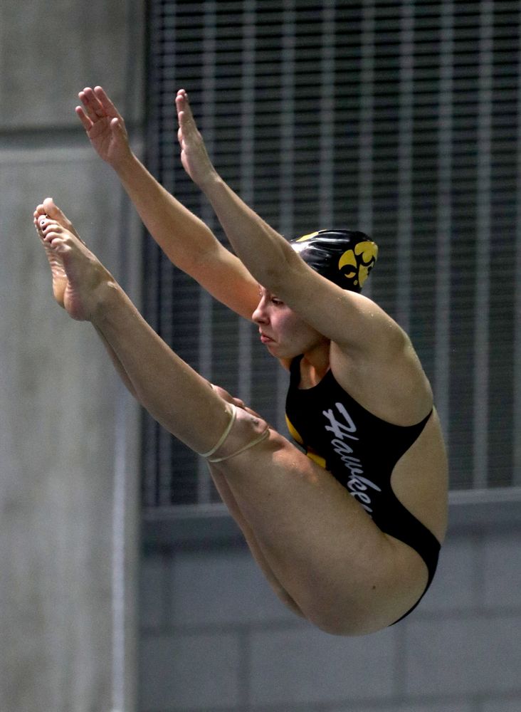 Iowa's Jolynn Harris competes on the 3-meter springboard against the Iowa State Cyclones in the Iowa Corn Cy-Hawk Series Friday, December 7, 2018 at at the Campus Recreation and Wellness Center. (Brian Ray/hawkeyesports.com)