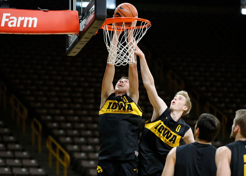 Iowa Hawkeyes guard Joe Wieskamp (10) goes to the hoop during the first practice of the season Monday, October 1, 2018 at Carver-Hawkeye Arena. (Brian Ray/hawkeyesports.com)