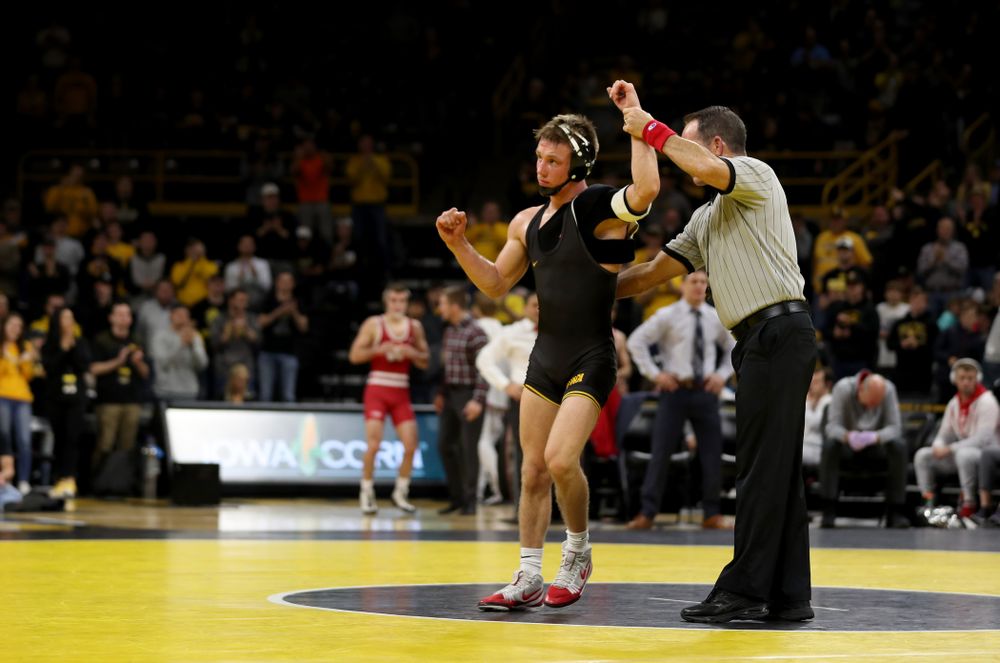 IowaÕs Max Murin wrestles WisconsinÕs Tristan Moran at 141 pounds Sunday, December 1, 2019 at Carver-Hawkeye Arena. Murin won the match 3-2. (Brian Ray/hawkeyesports.com)