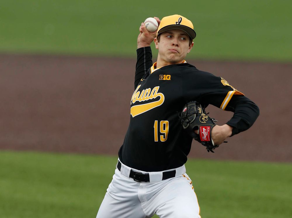 Iowa Hawkeyes pitcher Ben Probst (19) against the Bradley Braves Wednesday, March 28, 2018 at Duane Banks Field. (Brian Ray/hawkeyesports.com)