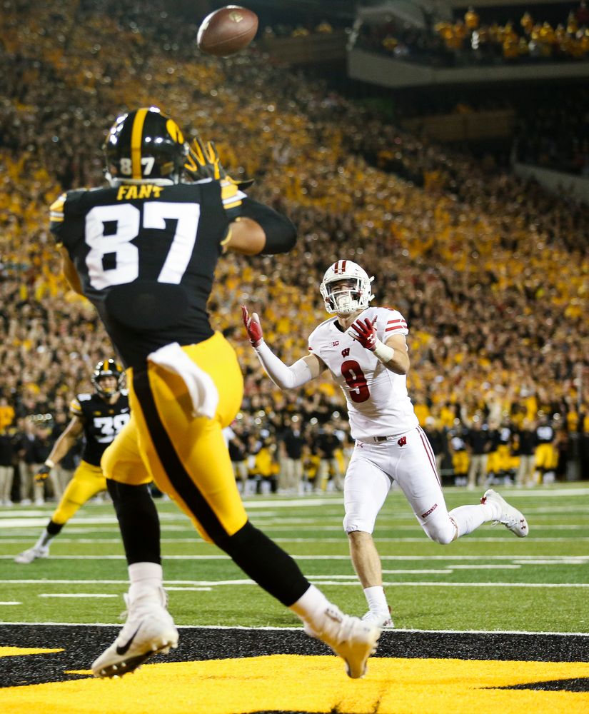 Iowa Hawkeyes tight end Noah Fant (87) catches a touchdown pass during a game against Wisconsin at Kinnick Stadium on September 22, 2018. (Tork Mason/hawkeyesports.com)