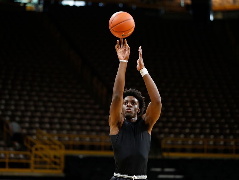 Iowa Hawkeyes forward Tyler Cook (25) pulls up for a shot during the first practice of the season Monday, October 1, 2018 at Carver-Hawkeye Arena. (Brian Ray/hawkeyesports.com)