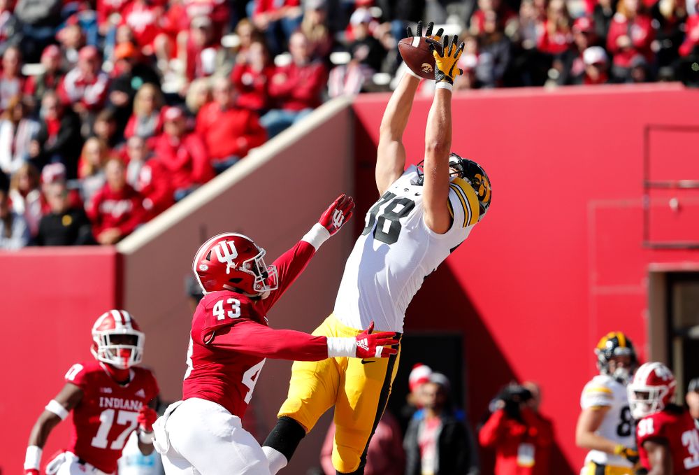 Iowa Hawkeyes tight end T.J. Hockenson (38) catches a touchdown against the Indiana Hoosiers Saturday, October 13, 2018 at Memorial Stadium, in Bloomington, Ind. (Brian Ray/hawkeyesports.com)