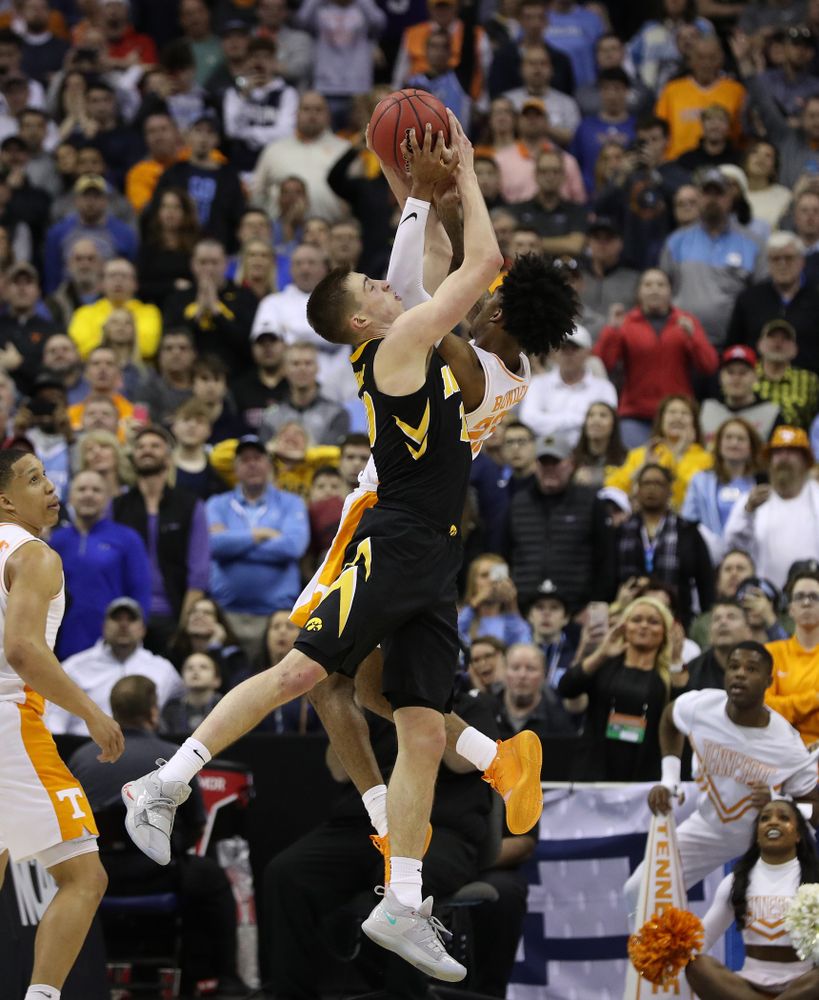 Iowa Hawkeyes guard Joe Wieskamp (10) against the Tennessee Volunteers in the second round of the 2019 NCAA Men's Basketball Tournament Sunday, March 24, 2019 at Nationwide Arena in Columbus, Ohio. (Brian Ray/hawkeyesports.com)