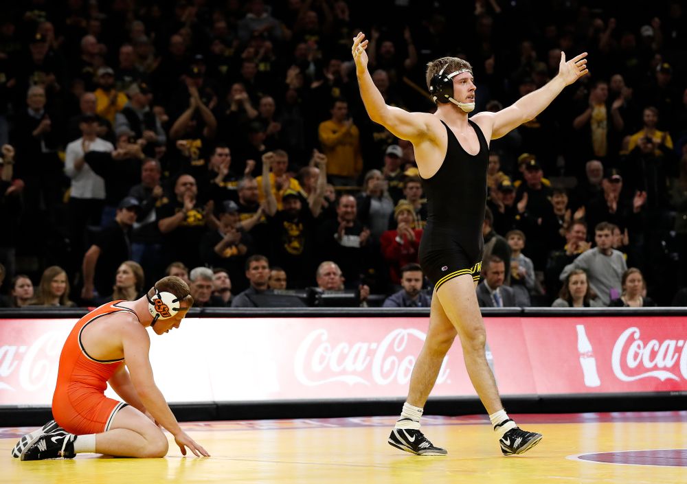 Mitch Bowman defeats Oklahoma State's Keegan Moore at 184 pounds 