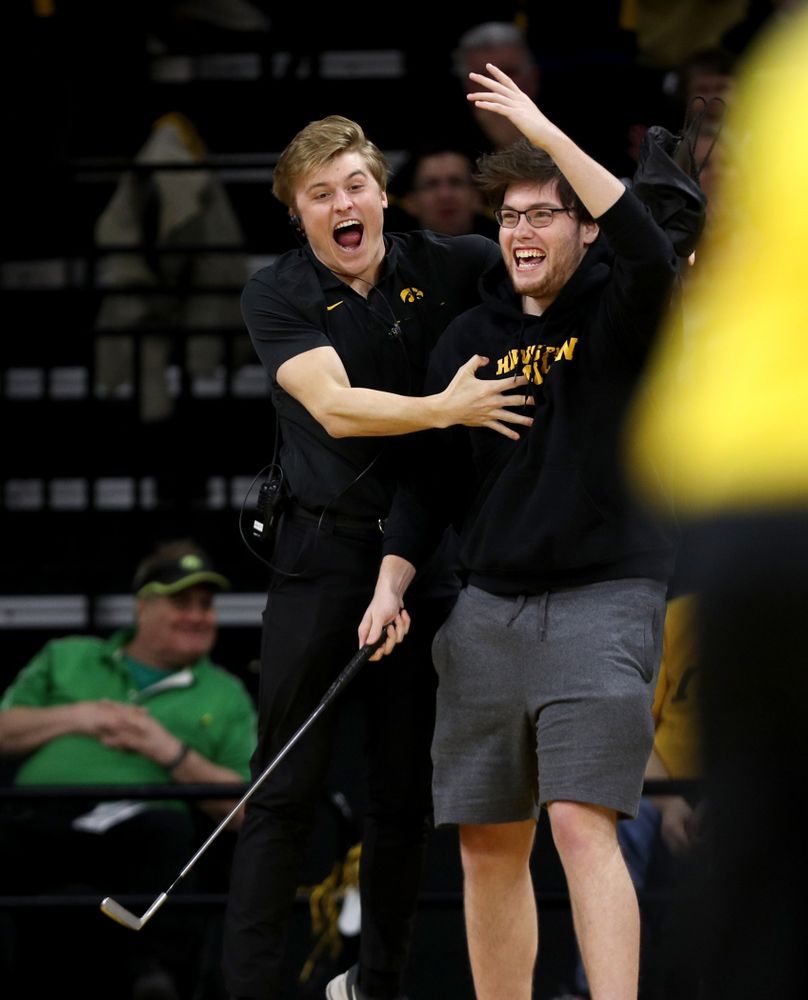Graduate Cross Court Putt winner against the Purdue Boilermakers Tuesday, March 3, 2020 at Carver-Hawkeye Arena. (Brian Ray/hawkeyesports.com)