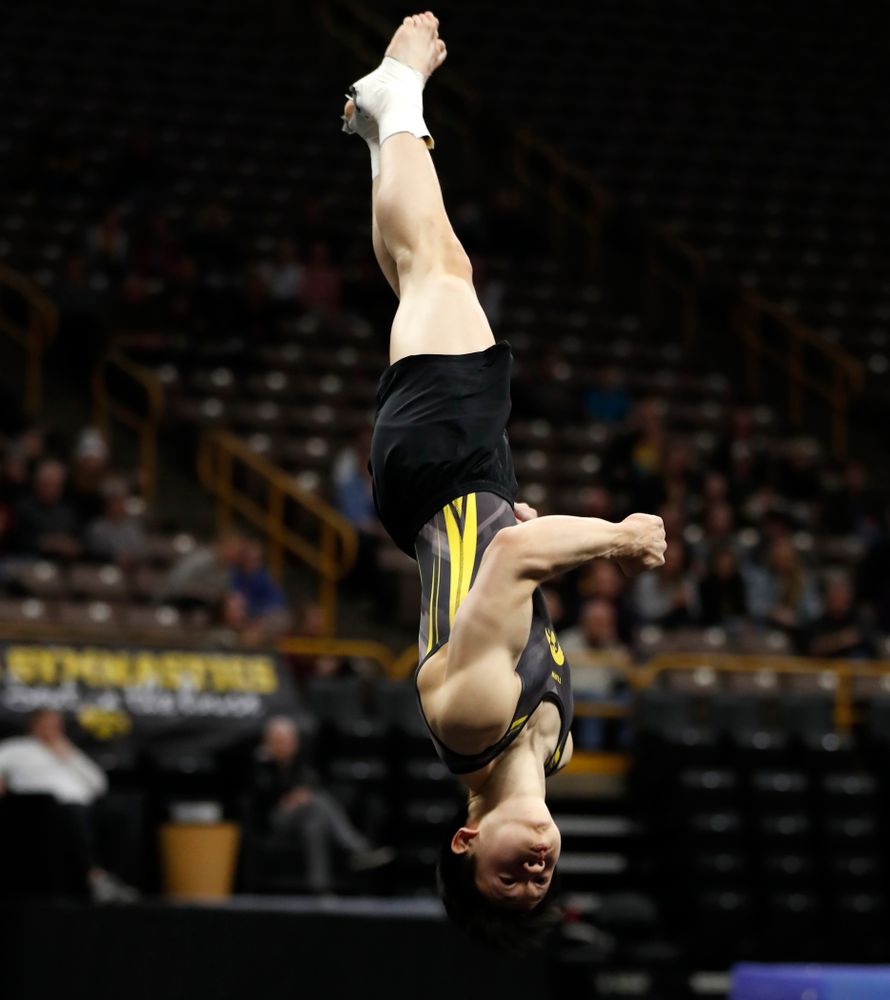Bennet Huang competes on the floor against Minnesota and Air Force 
