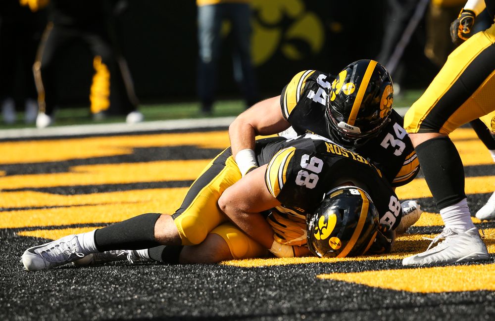 Iowa Hawkeyes defensive end Anthony Nelson (98) recovers a fumble in the end zone for a touchdown during a game against Maryland at Kinnick Stadium on October 20, 2018. (Tork Mason/hawkeyesports.com)