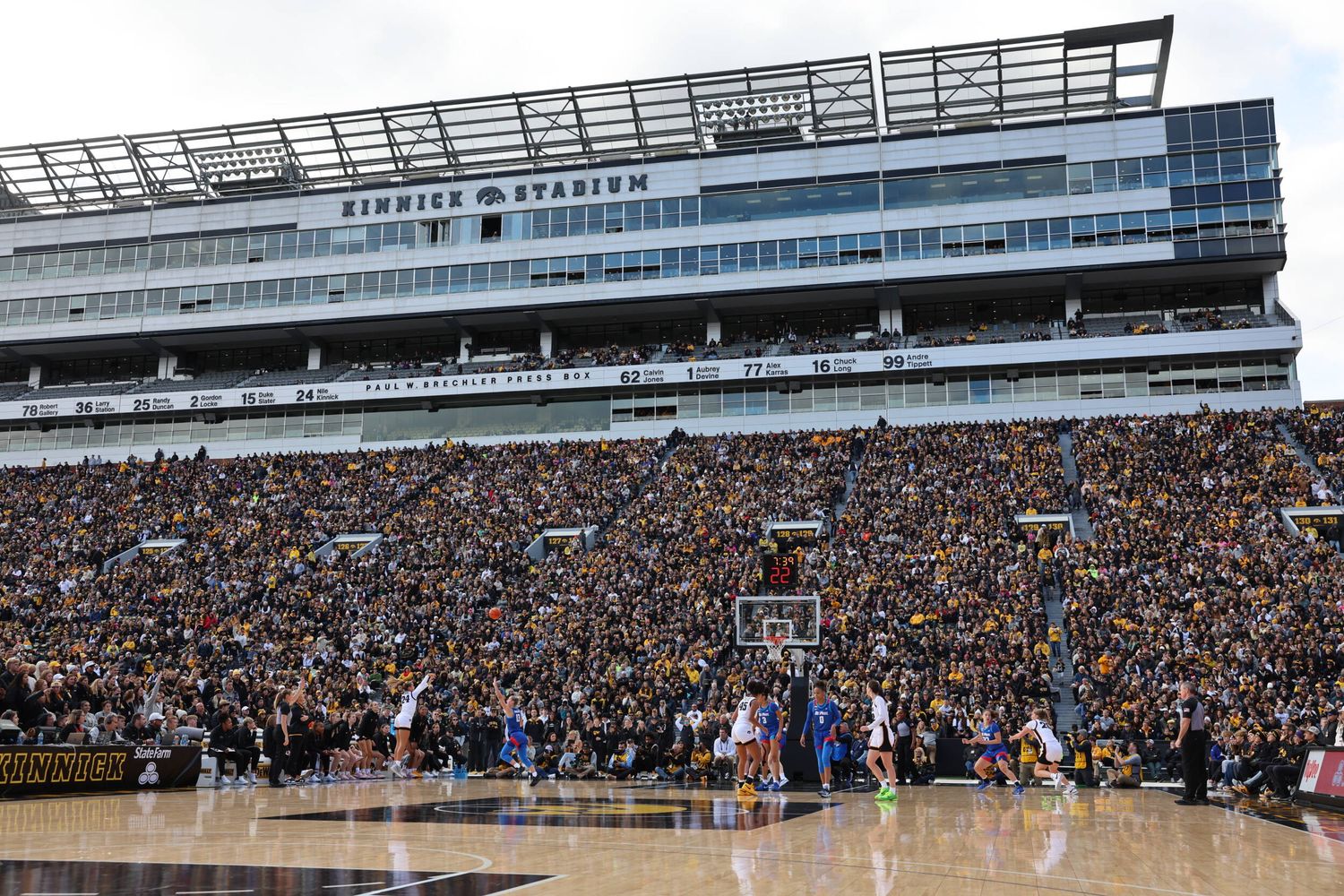 Kentucky vs. Iowa basketball game will feature dueling All-Americans