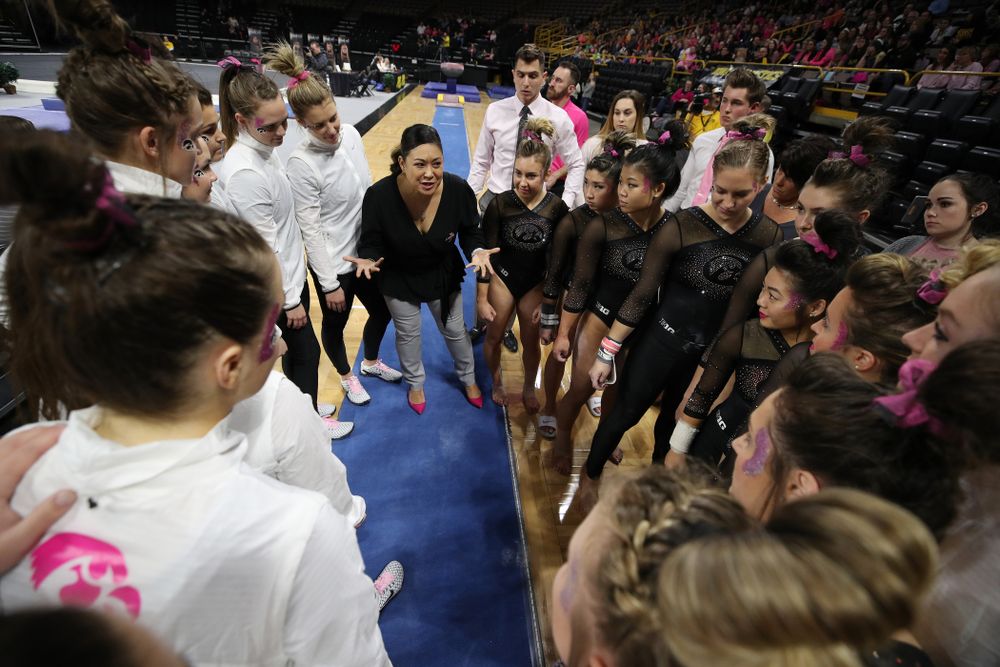 Iowa Head Coach Larissa Libby talks to her team during their meet against the Minnesota Golden Gophers Saturday, January 19, 2019 at Carver-Hawkeye Arena. (Brian Ray/hawkeyesports.com)
