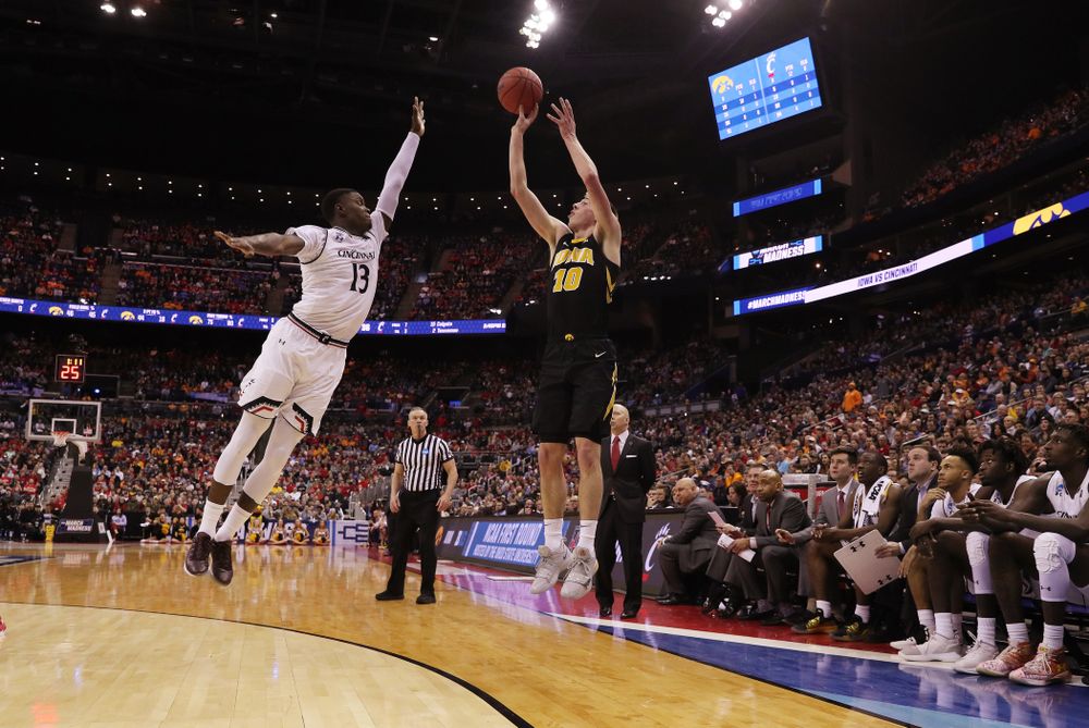 Iowa Hawkeyes guard Joe Wieskamp (10) against the Cincinnati Bearcats in the first round of the 2019 NCAA Men's Basketball Tournament Friday, March 22, 2019 at Nationwide Arena in Columbus, Ohio. (Brian Ray/hawkeyesports.com)