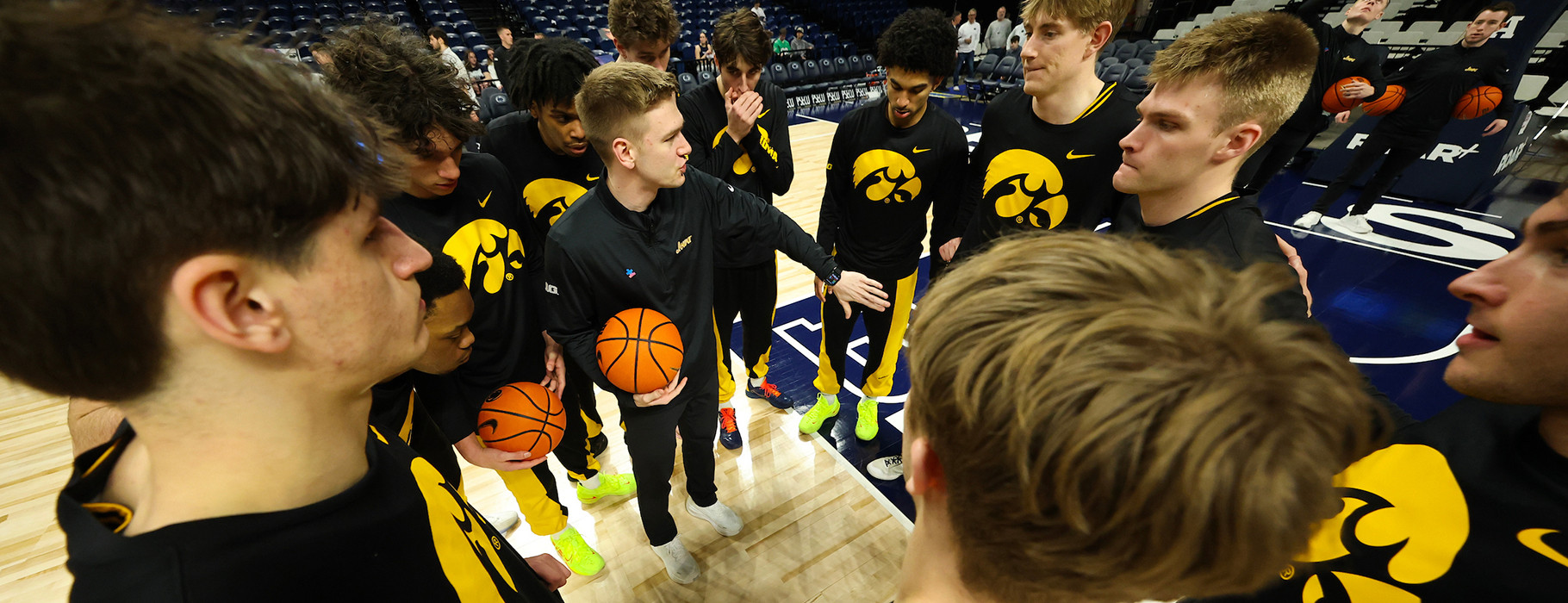 20260228_IOWA_MENS_BASKETBALL_AT_PENN_STATE_043.JPG Jaran Richman huddles with team prior to game at Penn State.