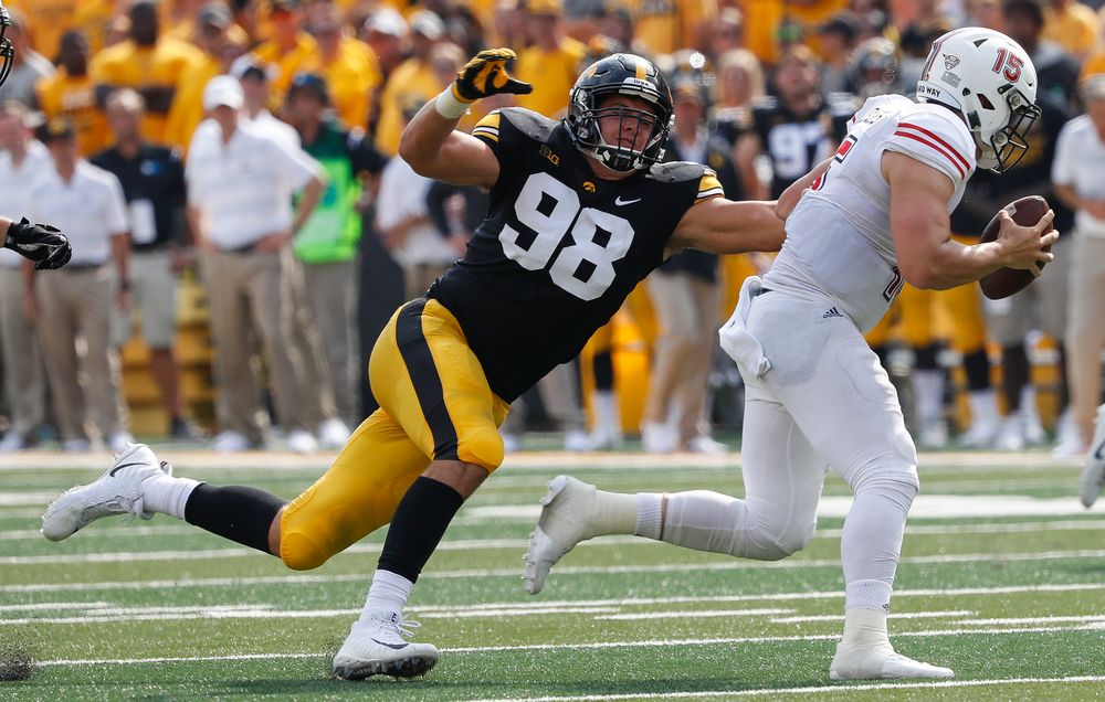 Iowa Hawkeyes defensive end Anthony Nelson (98)