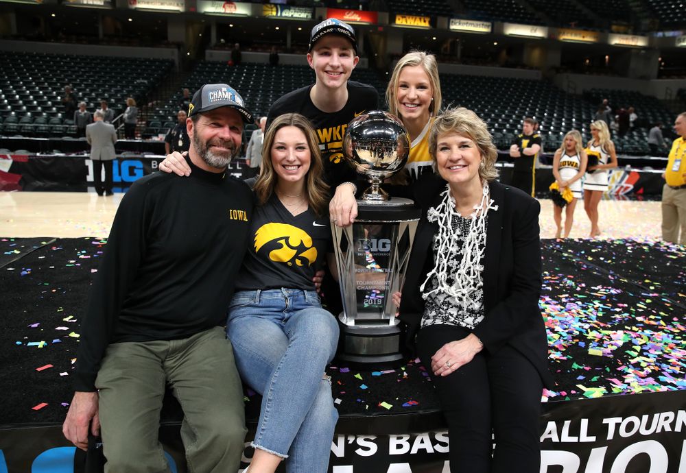 Iowa Hawkeyes head coach Lisa Bluder and her family against the Maryland Terrapins Sunday, March 10, 2019 at Bankers Life Fieldhouse in Indianapolis, Ind. (Brian Ray/hawkeyesports.com)