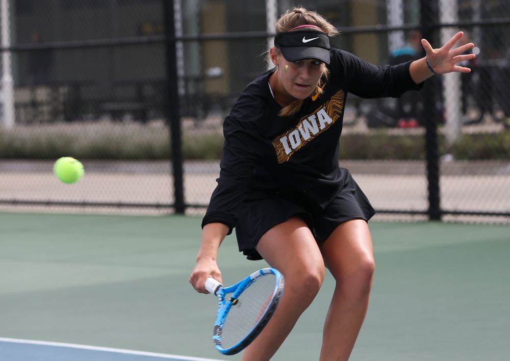 Ashleigh Jacobs returns a shot in a singles match during the second day of the ITA Central Regional Championships at the Hawkeye Tennis and Recreation Complex on October 13, 2018. (Tork Mason/hawkeyesports.com)