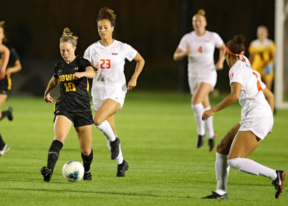 Iowa midfielder/defender Natalie Winters (10) passes the ball during the first half of their match against Illinois at the Iowa Soccer Complex in Iowa City on Thursday, Sep 26, 2019. (Stephen Mally/hawkeyesports.com)