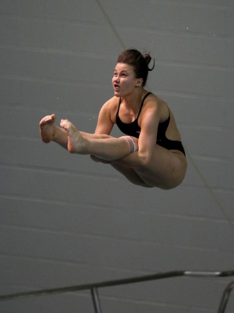 Iowa's Jayah Mathews competes on the 3-meter springboard against the Iowa State Cyclones in the Iowa Corn Cy-Hawk Series Friday, December 7, 2018 at at the Campus Recreation and Wellness Center. (Brian Ray/hawkeyesports.com)