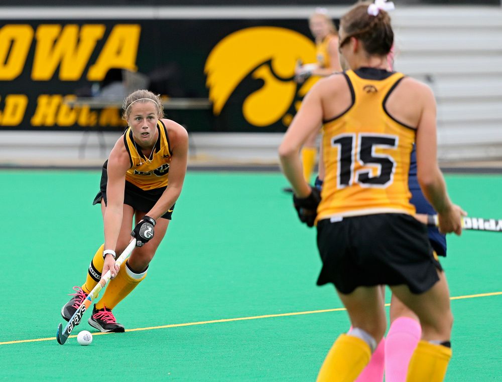 Iowa’s Sophie Sunderland (20) keeps her eyes up as she moves with the ball during the second quarter of their game against UC Davis at Grant Field in Iowa City on Sunday, Oct 6, 2019. (Stephen Mally/hawkeyesports.com)
