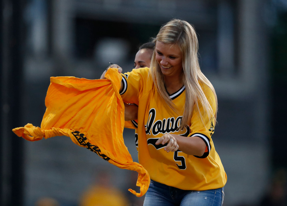 T-Shirt untie contest against the Penn State Nittany Lions Saturday, May 19, 2018 at Duane Banks Field. (Brian Ray/hawkeyesports.com)