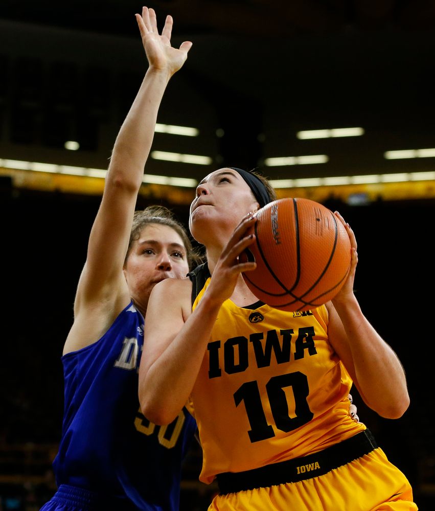Iowa Hawkeyes forward Megan Gustafson (10)