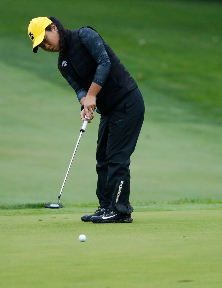 Iowa's Rachel Fujitani putts during the final round of the Diane Thomason Invitational at Finkbine Golf Course on September 30, 2018. (Tork Mason/hawkeyesports.com)