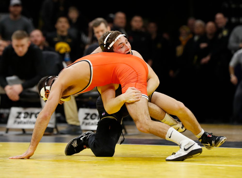 Iowa's Spencer Lee defeats Oklahoma State's Nick Piccininni at 125 pounds 