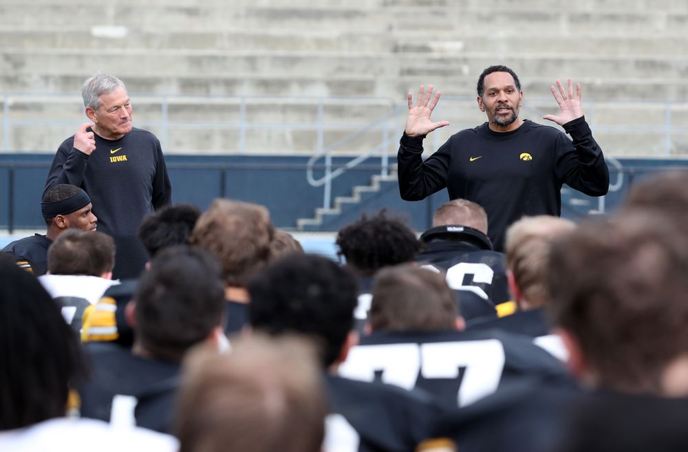 Former Hawkeye Football player Quinn Early speaks to the team during Holiday Bowl Practice No. 3  Tuesday, December 24, 2019 at San Diego Mesa College. (Brian Ray/hawkeyesports.com)