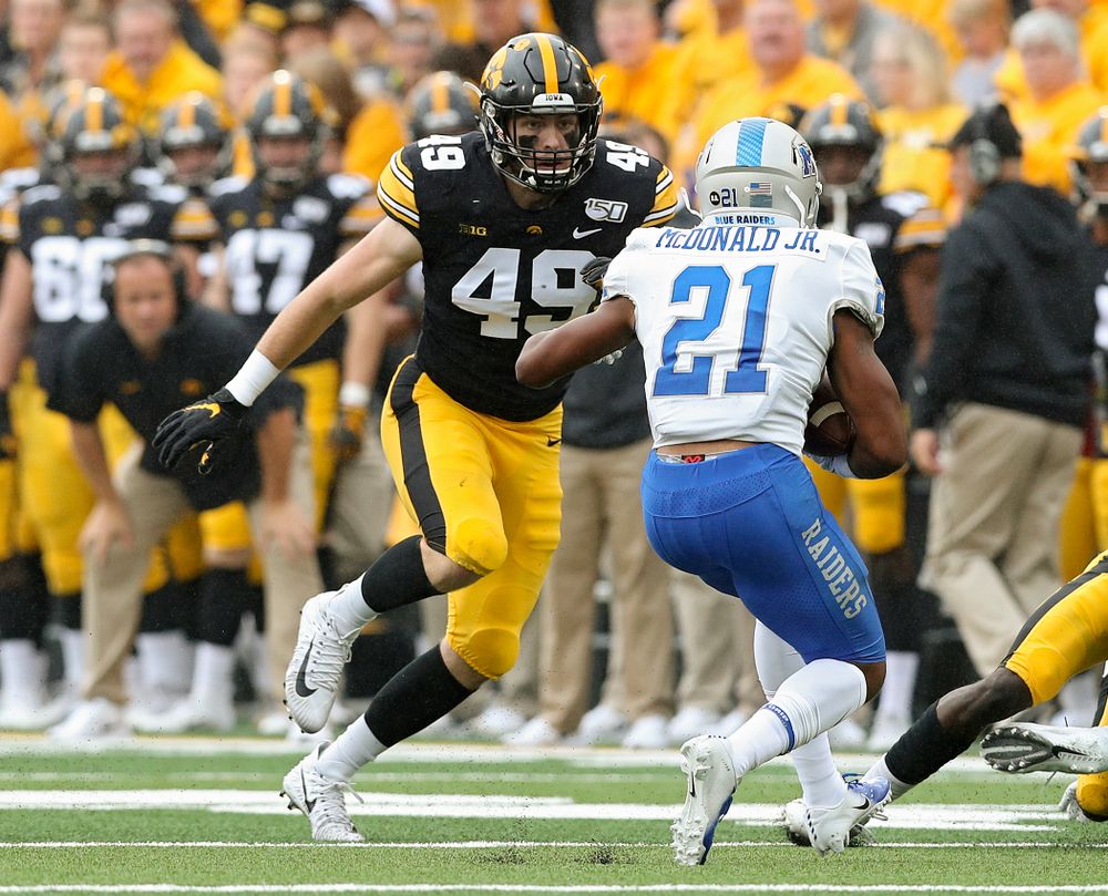 Iowa Hawkeyes linebacker Nick Niemann (49) closes in during the second quarter of their game at Kinnick Stadium in Iowa City on Saturday, Sep 28, 2019. (Stephen Mally/hawkeyesports.com)