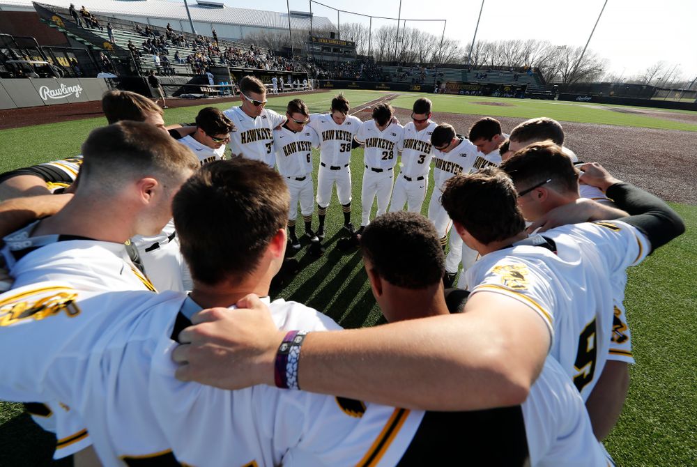 The Iowa Hawkeyes gather before their game against the Michigan Wolverines Friday, April 27, 2018 at Duane Banks Field in Iowa City. (Brian Ray/hawkeyesports.com)