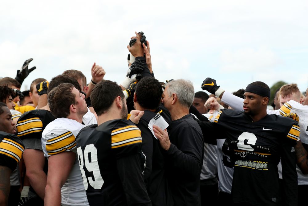 Former Hawkeye Football player Quinn Early breaks it down with the team following Holiday Bowl Practice No. 3  Tuesday, December 24, 2019 at San Diego Mesa College. (Brian Ray/hawkeyesports.com)