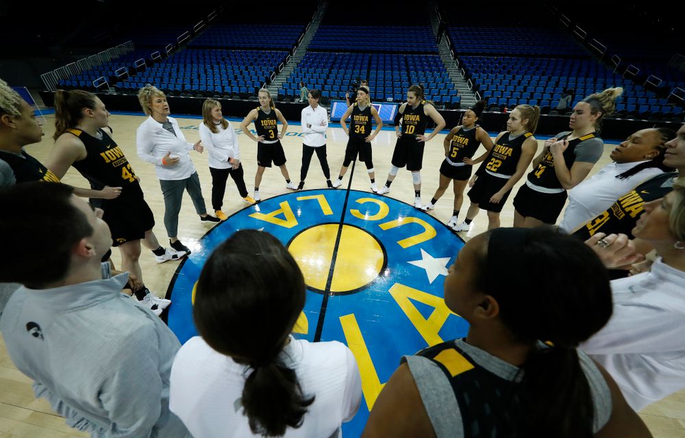 Iowa Hawkeyes head coach Lisa Bluder talks with her team before practice Friday, March 16, 2018 at Pauley Pavilion on the campus of UCLA. (Brian Ray/hawkeyesports.com)