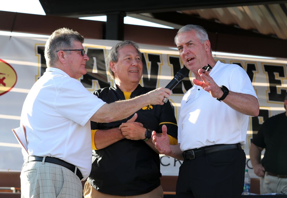 Voice of the Hawkeyes Gary Dolphin speaks with University of Iowa President Bruce Harreld and Henry B. and Patricia B. Tippie Director of Athletics Chair Gary Barta during the Hawkeye Huddle Monday, December 31, 2018 at Sparkman Wharf in Tampa, FL. (Brian Ray/hawkeyesports.com)