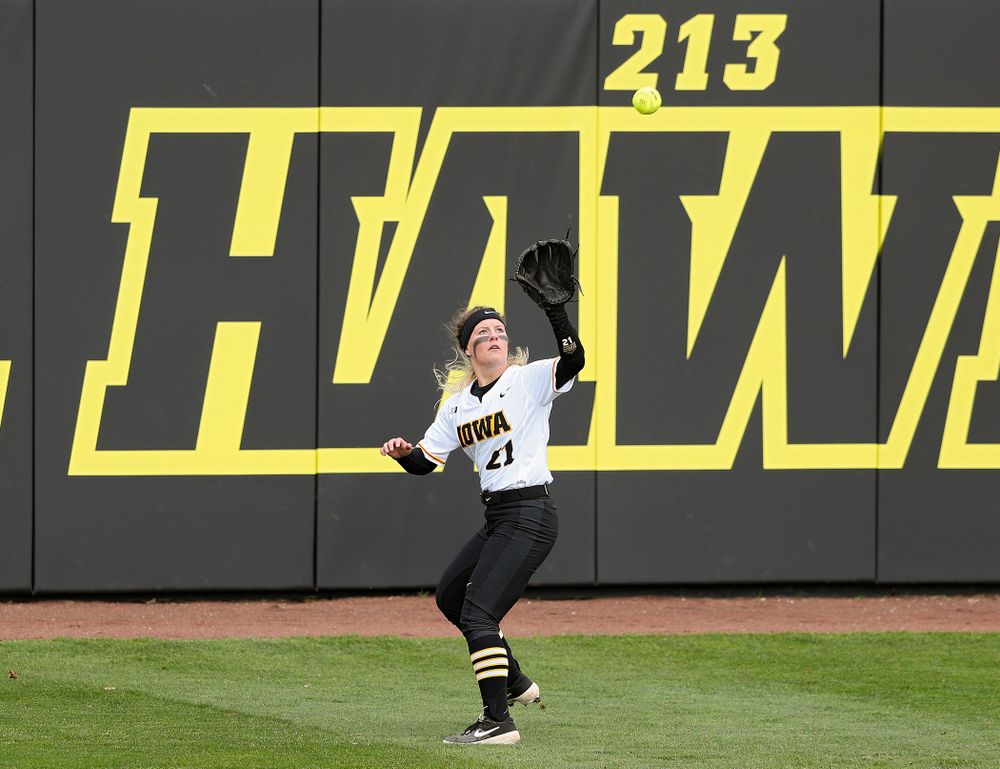 Iowa center fielder Havyn Monteer (21) pulls in a fly ball for an out during the first inning of their game against Illinois at Pearl Field in Iowa City on Friday, Apr. 12, 2019. (Stephen Mally/hawkeyesports.com)