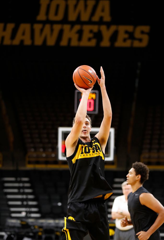 Iowa Hawkeyes forward Nicholas Baer (51) pulls up for a shot during the first practice of the season Monday, October 1, 2018 at Carver-Hawkeye Arena. (Brian Ray/hawkeyesports.com)