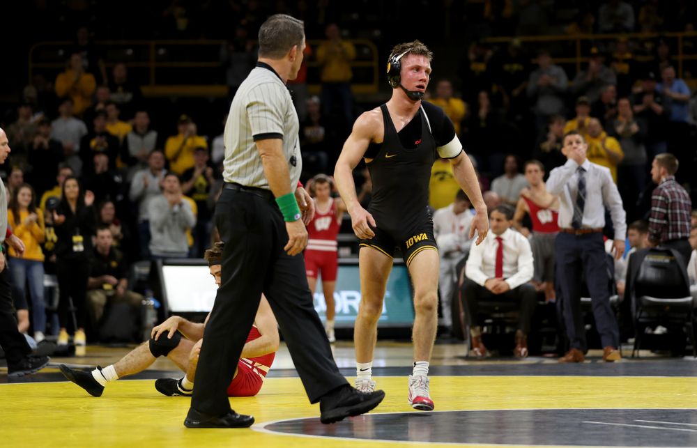 IowaÕs Max Murin wrestles WisconsinÕs Tristan Moran at 141 pounds Sunday, December 1, 2019 at Carver-Hawkeye Arena. Murin won the match 3-2. (Brian Ray/hawkeyesports.com)