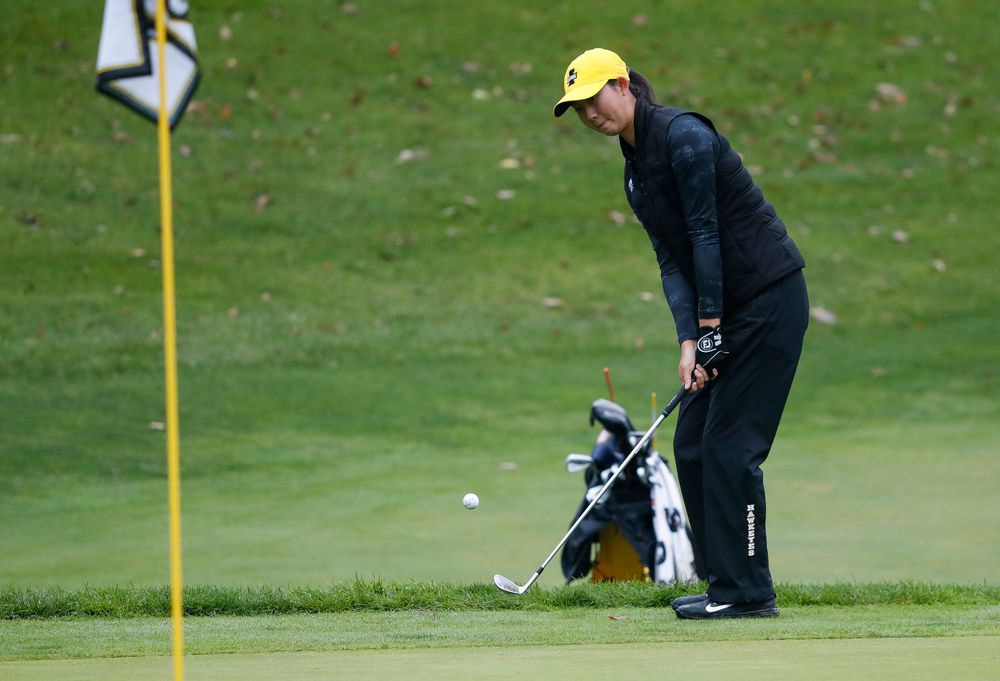Iowa's Sophie Liu chips onto the green during the final round of the Diane Thomason Invitational at Finkbine Golf Course on September 30, 2018. (Tork Mason/hawkeyesports.com)